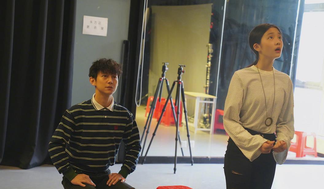 整体|黄多多搭档何炅演话剧，15岁身材高挑打扮成熟，堪称迷你版孙莉