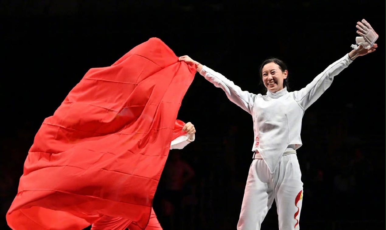 展现|冠军美女孙一文“明星脸”彻底火！穿击剑服被法国教练扛肩上庆祝