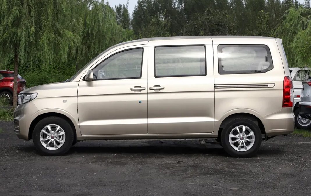 月销1万辆,致富路上好帮手!"神车"五菱宏光v静态解析