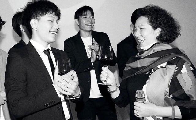 色调|陈坤儿子18岁庆生，穿西装打领带帅气十足，妈妈依旧没来周迅来了