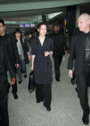 颜色|李英爱穿蓝色蕾丝裙，优雅有韵味，拥有同龄人不该有的性感身材