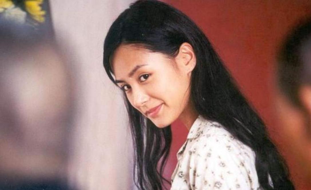 那件事让阿娇身心受到重创,她在镜头前哭诉自己很傻很天真.