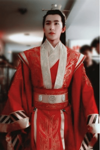 男星|古装红衣美男，龚俊、杨洋、肖战等男星，谁是你心头的朱砂痣？