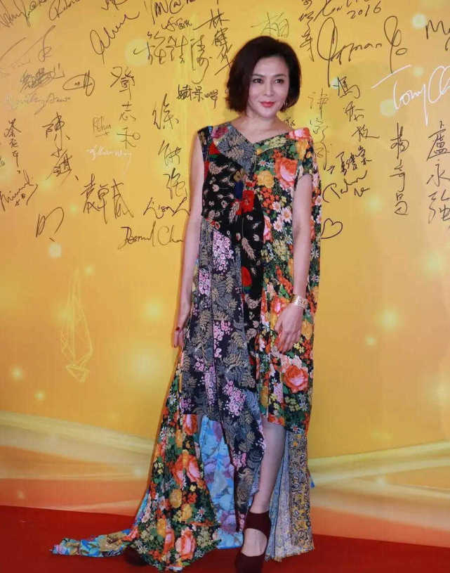 视觉|关之琳终究还是老了，穿碎花连衣裙像“奶奶辈”，却被气质惊艳