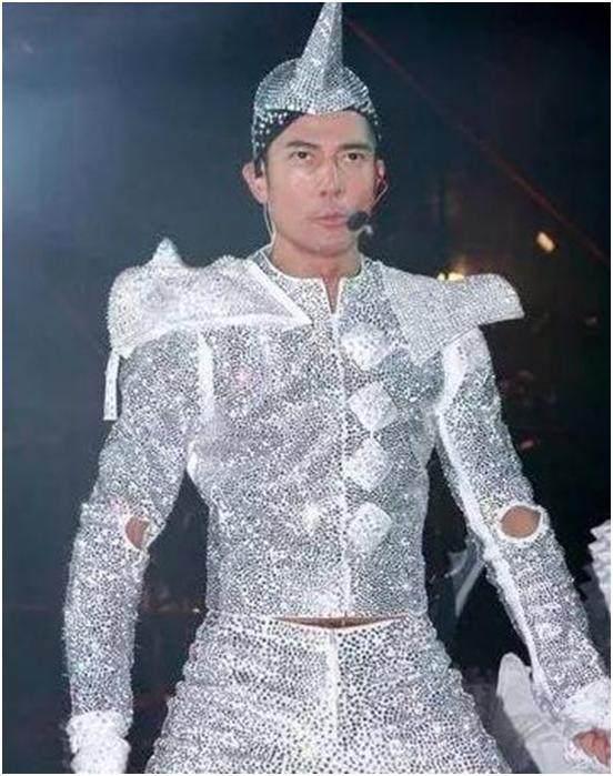 张卫健|明星奇葩造型：张卫健鸡冠头，胡歌辣眼睛，刘亦菲小魔仙！