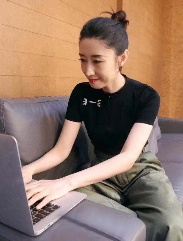 卡通|刘敏涛才是扮嫩高手，黄色卡通T减龄又洋气，差点忘了她是阿姨辈