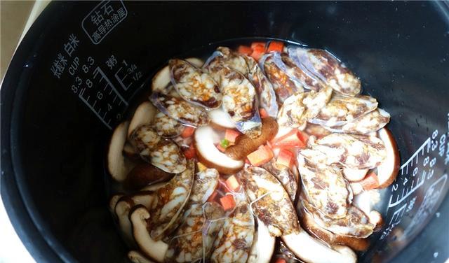 电饭煲|老公一看没做菜，只有这一锅，正要发火，尝了尝，吃掉了大半锅