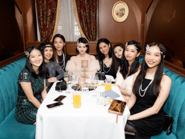 名媛|邱淑贞现身女儿20岁生日宴，母女亲密合影似姐妹，现场布置显奢华