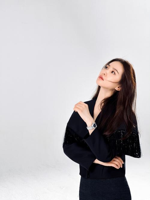 设计|刘诗诗最新大片，穿红色亮片裙，半躺地上上演美人鱼出水