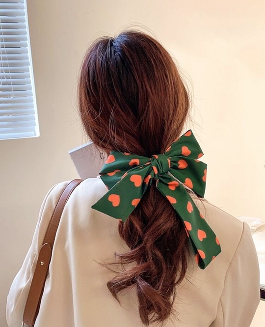 颜色|丝巾你还围出大妈味道？学会这小巧思，胜过你买一百件土气新衣！