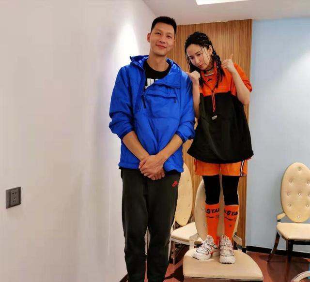 黑色|易建联跟娄艺潇合影，穿蓝色个性外套配长裤，一双大手像“簸箕”