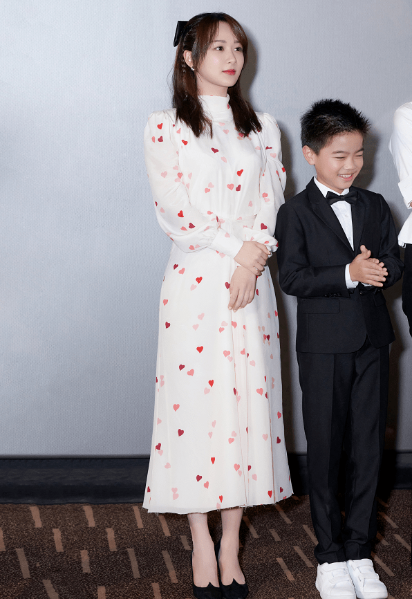 黑纱|杨紫嫌短裤太普通，就在外面缝一层“黑纱”，不料却意外时髦