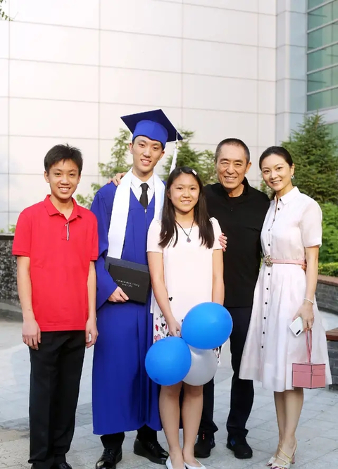 长子|张艺谋近照快瘦成麻杆,脸色蜡黄和家人对比鲜明,长子撞脸常远
