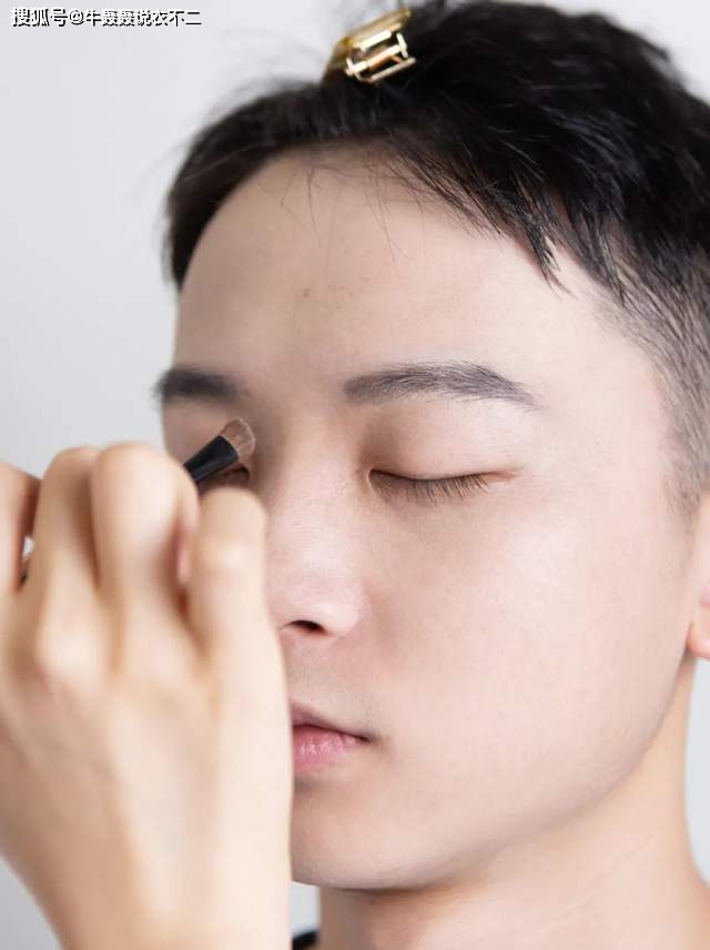 眼睛|真人改造：日常T恤短裤随便穿的男生，这份约会穿搭改造，拯救还是单身的他