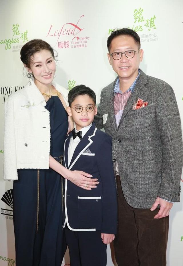 西装革履|李嘉欣首次带8岁儿子走红毯，一家三口真时髦，父子俩像复制粘贴