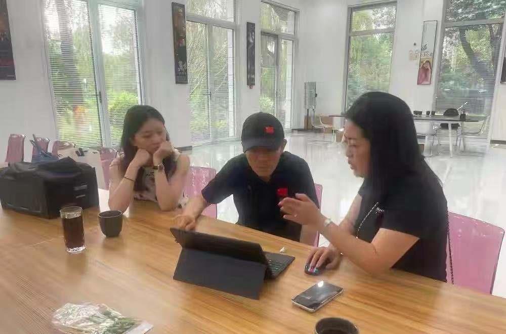 张艺谋|张艺谋小32岁娇妻罕晒全家福！女儿颜值拖后腿，俩儿子更似大明星