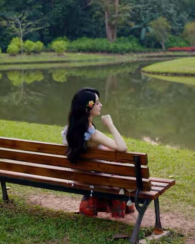 赵丽颖|赵丽颖七夕晒风情大片，身穿抹胸吊带裙超性感，S型好身材让人羡