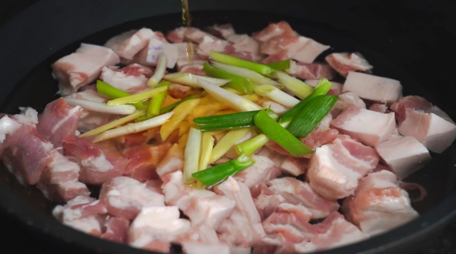 步骤|五花肉解馋的吃法，搭配一碗板栗，不加水不用盐，肥而不腻又软烂