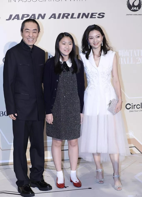 长子|张艺谋近照快瘦成麻杆,脸色蜡黄和家人对比鲜明,长子撞脸常远