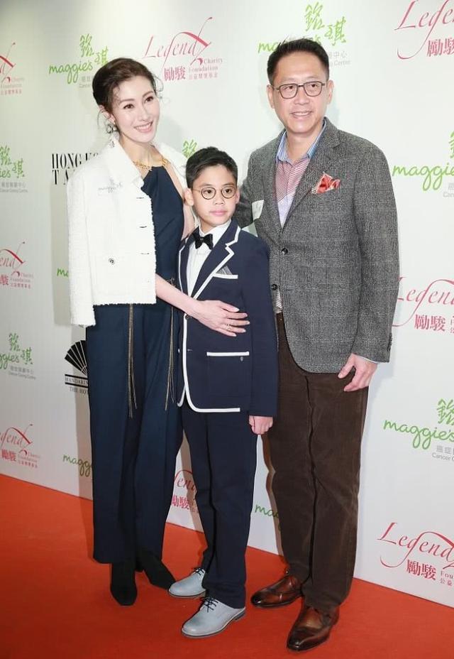 西装革履|李嘉欣首次带8岁儿子走红毯，一家三口真时髦，父子俩像复制粘贴