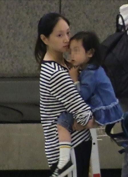 黑色|沈佳妮虽然不演戏了，但是衣品一直在线，休闲装更是拿手