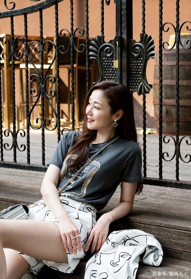 条纹|万绮雯近照曝光，穿短裙搭绑带鞋太年轻，49岁最美部位依旧是腿