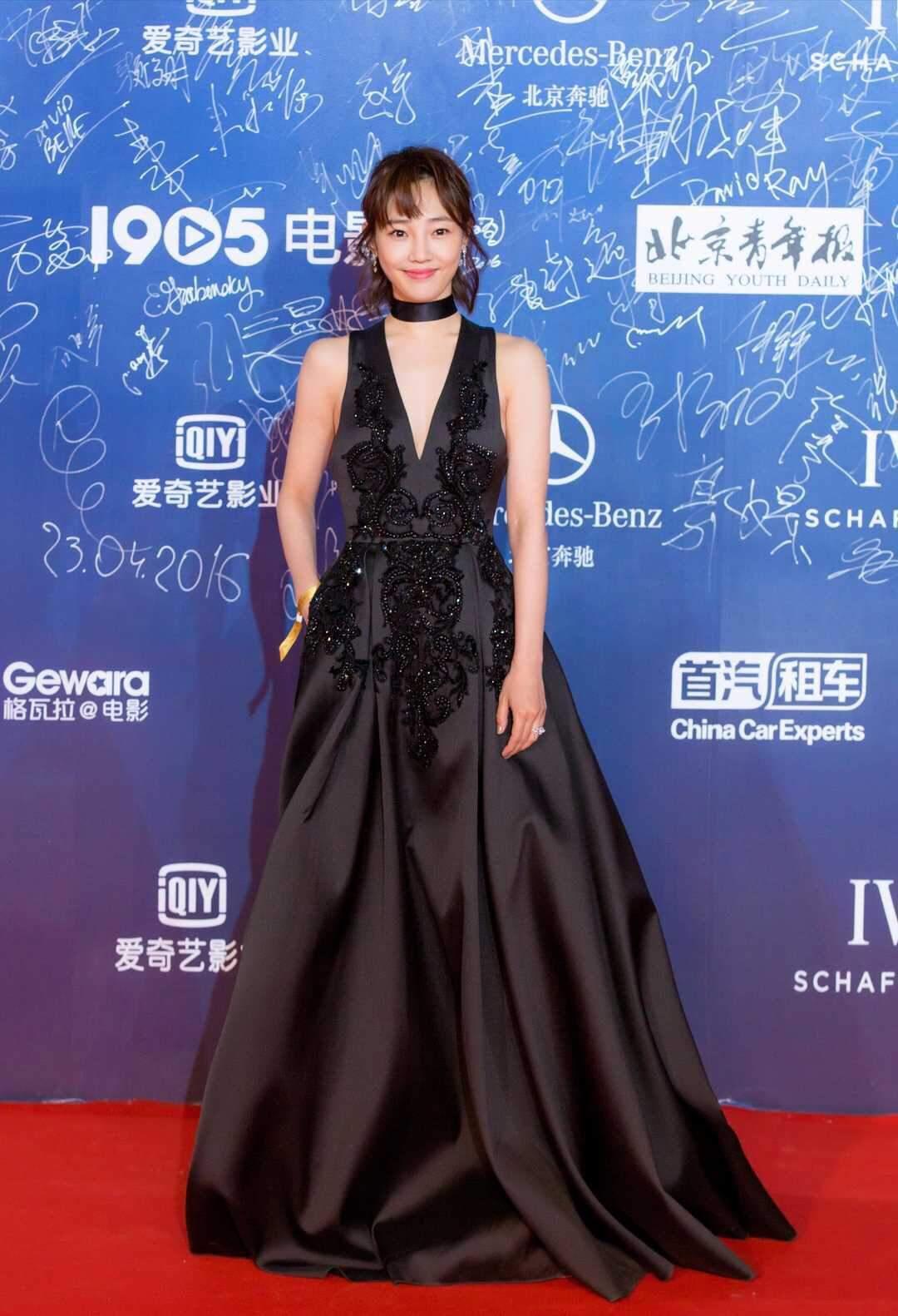 瞬间|单身后的白百何越发有女人味！穿小黑裙“腰间”挖洞，时髦又洋气