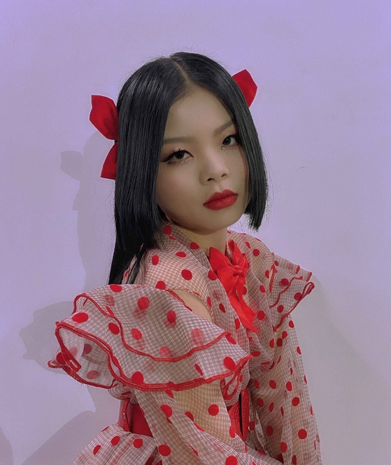 黑色|Cindy脱胎换骨？瘦出尖下巴辣妹感十足，不复从前人见人骂丑娃娃！