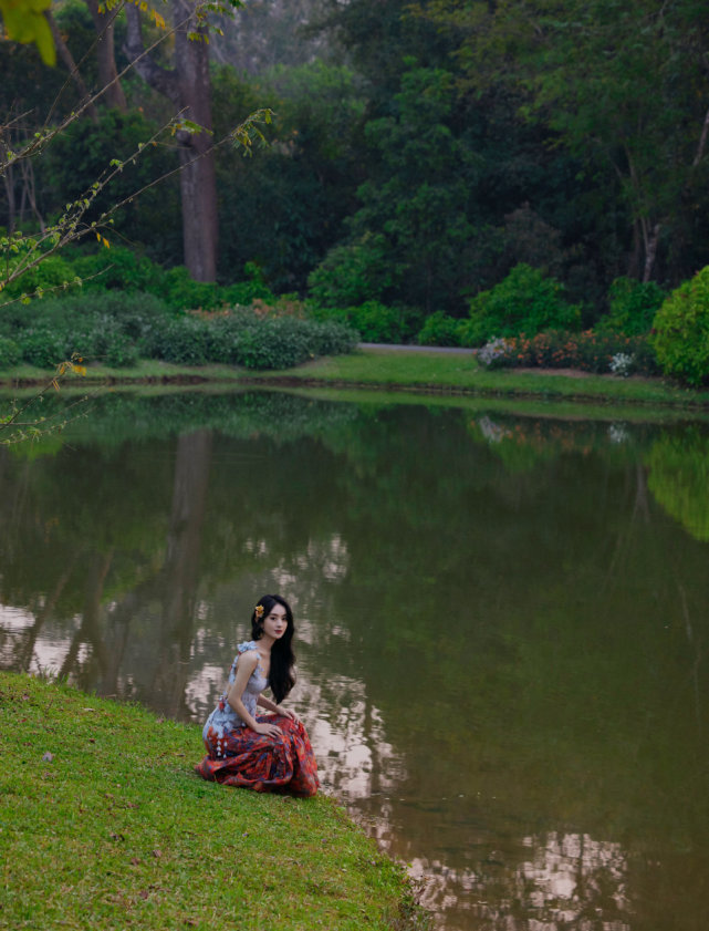 赵丽颖|赵丽颖穿搭愈发大胆起来！穿孔雀裙竟开叉到臀部，戴小花美成花魁