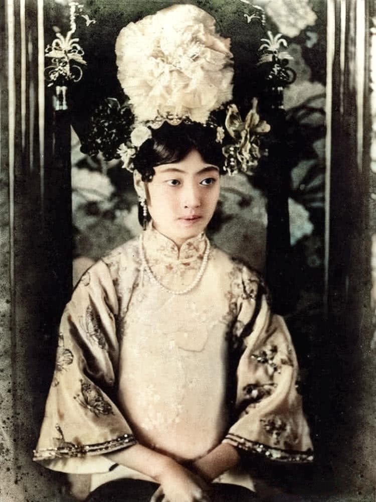 清朝末代皇后出轨侍卫,婉容为何背叛溥仪?这和另一位妃子有关吗_文秀