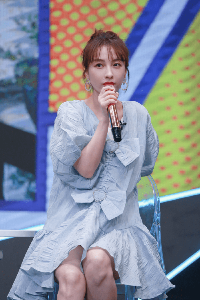 时尚|吴昕看着不像38岁，穿针织开衫搭配阔腿裤显年轻，秒变成18岁少女