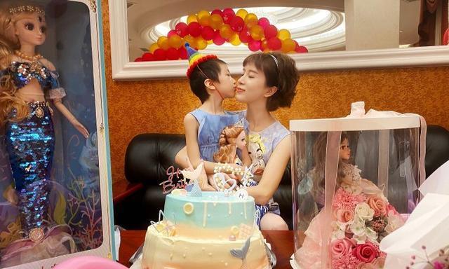 颜色|金巧巧为女儿庆生!7岁女儿寸头像假小子,她自己却穿得像小公主