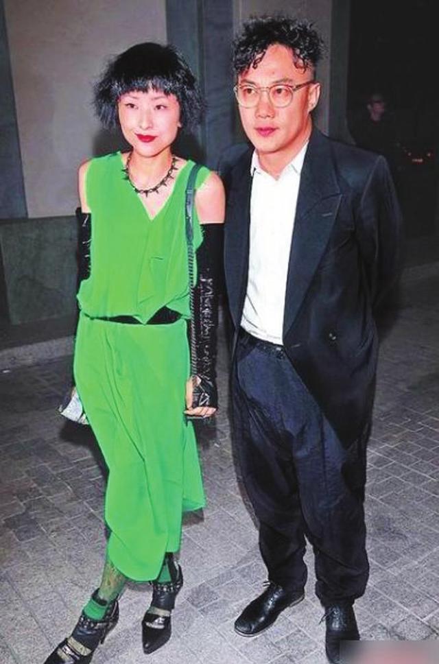 徐濠萦|陈奕迅老婆玩冲浪！穿紫色泳衣腿部肌肉线条美，真是“浪里黑条”