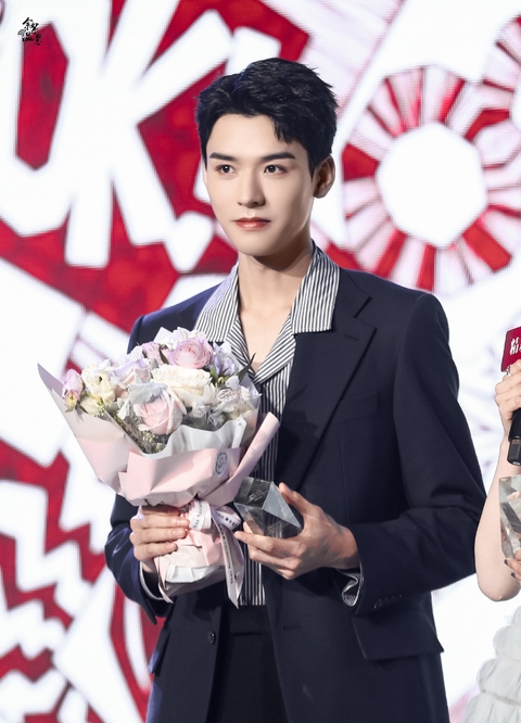 设计|温谷主穿越现代演绎阳光型男，王菊挑战酷炫眼妆，颜值与时尚齐飞！