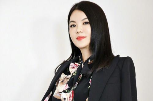午餐|李湘晒近照：深邃酒窝+完美身材，照片中奢侈品引人注目