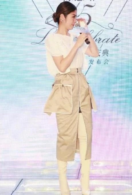 陈慧琳|陈慧琳活成了70后的骄傲!泡泡袖上衣配工装裙,又美又飒真时髦