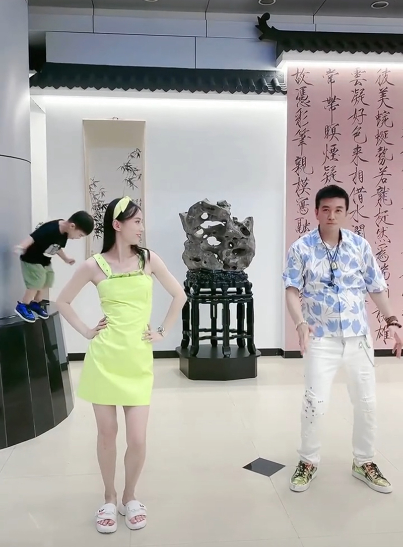 黄圣依|黄圣依心真大，穿吊带裙和杨子跳舞太入迷，后面孩子都不管了