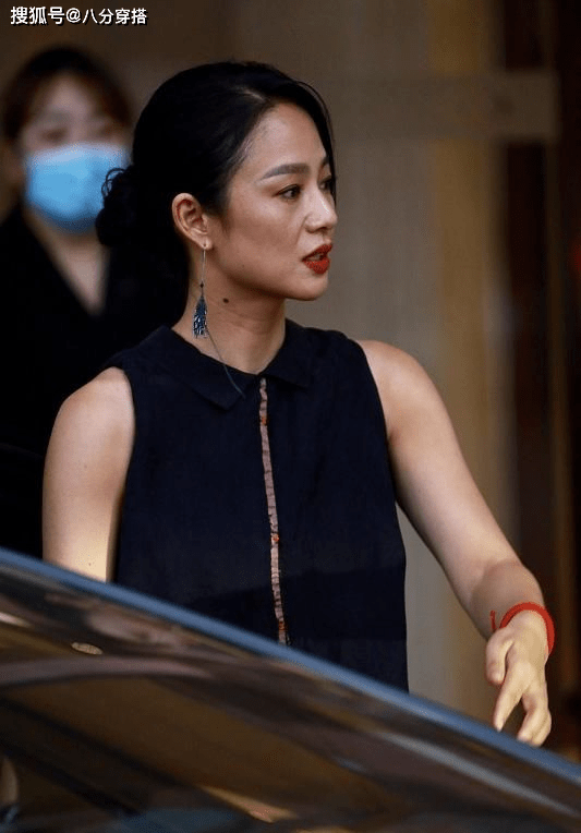 姜文|姜文的眼光真好，妻子周韵一袭黑色连衣裙成熟优雅，气质高级