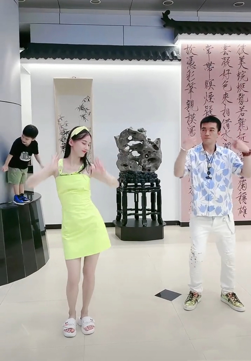 黄圣依|黄圣依心真大，穿吊带裙和杨子跳舞太入迷，后面孩子都不管了