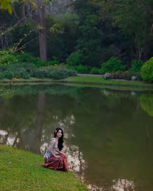 赵丽颖|赵丽颖七夕晒风情大片，身穿抹胸吊带裙超性感，S型好身材让人羡