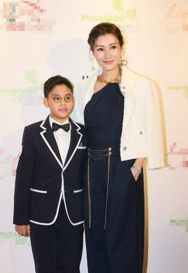 黑色|李嘉欣带儿子滑雪,穿得很“醒目”,49岁的妈妈却依旧是少女心