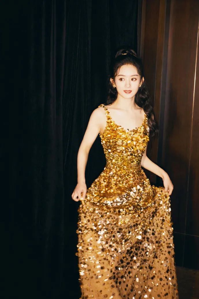 赵丽颖穿鎏金深v长裙太美艳!雪肤玉貌魔鬼身材迷人