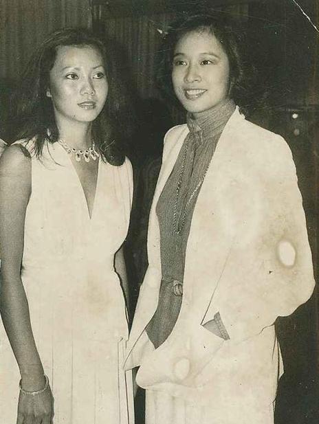 郭晶晶|郭晶晶婆婆罕见现身！穿大衣配高跟鞋气质高贵，二婚老公时髦儒雅