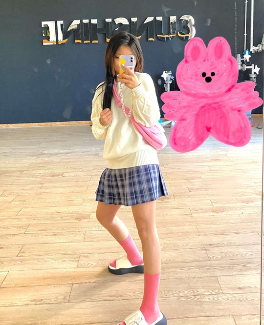 黑色|Cindy脱胎换骨？瘦出尖下巴辣妹感十足，不复从前人见人骂丑娃娃！