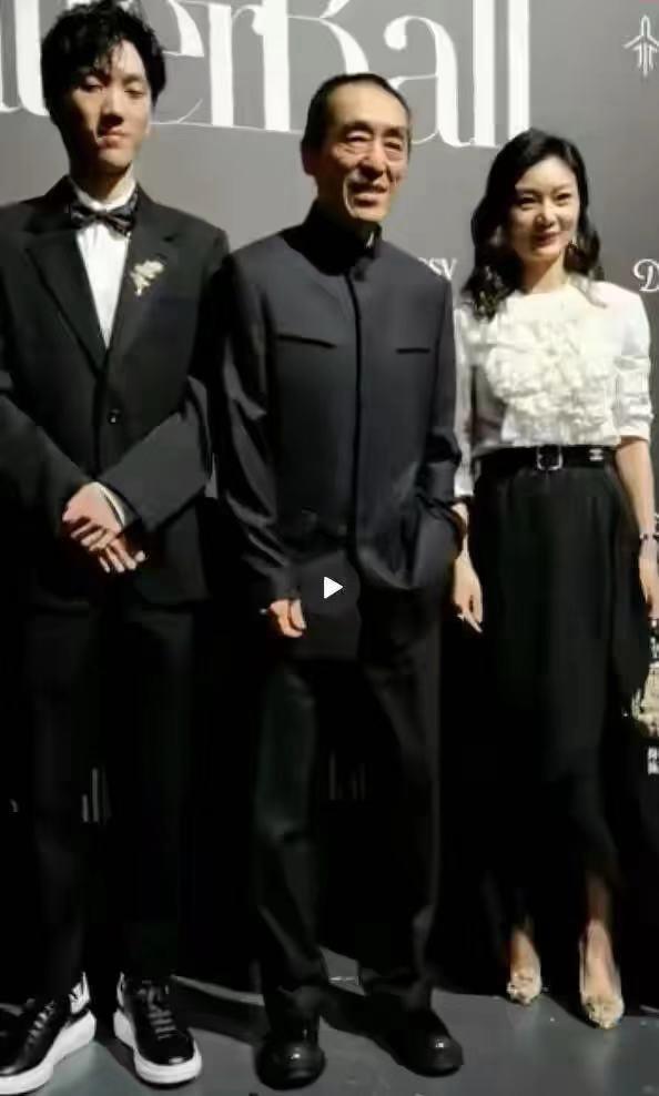 张艺谋|张艺谋小32岁娇妻罕晒全家福！女儿颜值拖后腿，俩儿子更似大明星