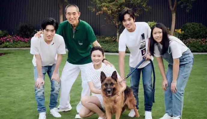 张艺谋|张艺谋小32岁娇妻罕晒全家福！女儿颜值拖后腿，俩儿子更似大明星