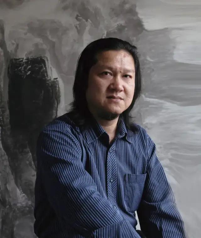 获硕士学位师从邵声朗,研读中国山水画专业,叶建新考入湖北美术学院