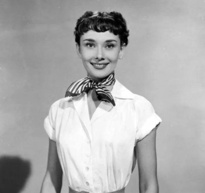 颜色|丝巾你还围出大妈味道？学会这小巧思，胜过你买一百件土气新衣！