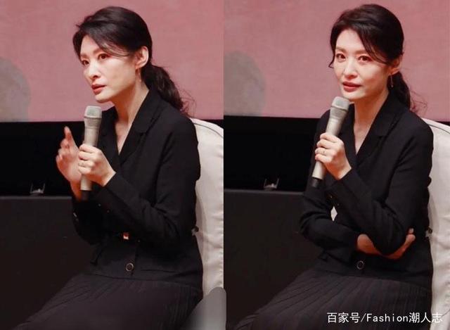 整体|52岁周涛近照曝光！西服配长裙气质佳，就是法令纹暴露年龄了