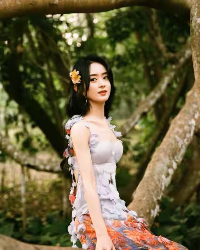 赵丽颖|赵丽颖七夕晒风情大片，身穿抹胸吊带裙超性感，S型好身材让人羡